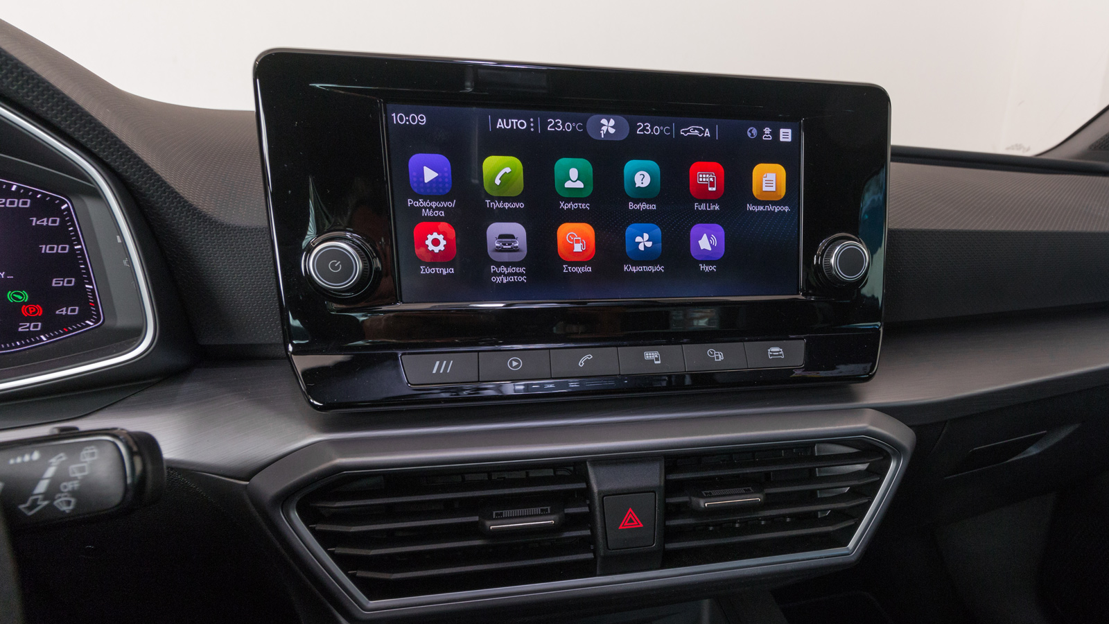 Η οθόνη αφής 8 ιντσών του infotainment είναι ευδιάκριτη, με το μενού της να είναι ελαφρώς περίπλοκο και να θέλει λίγο χρόνο για να το συνηθίσει ο οδηγ